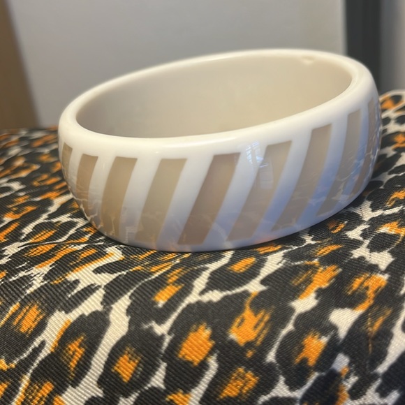 Vintage bangle w faux mother of pearl stripes - Picture 4 of 6